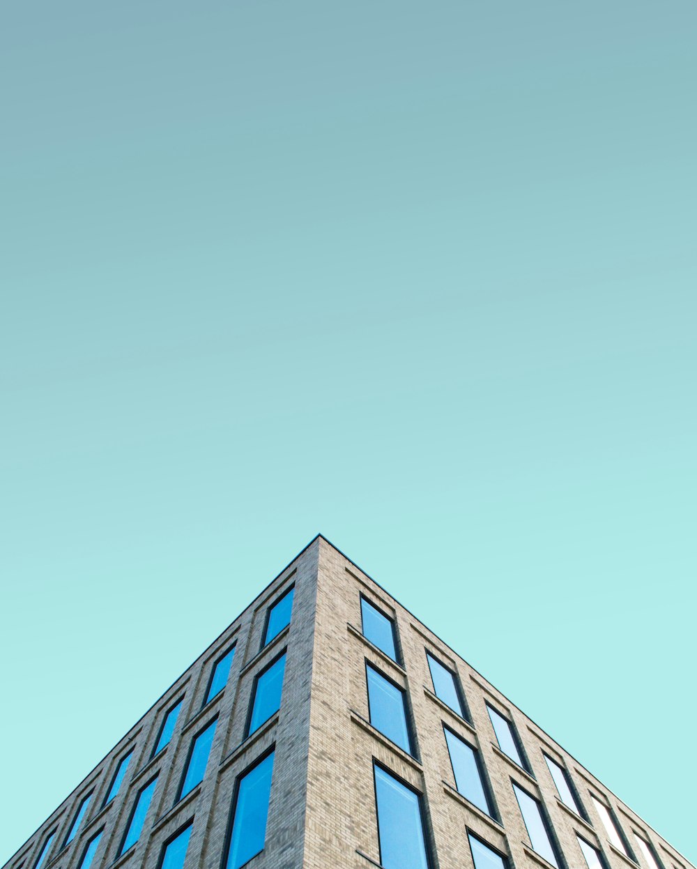 갈색 건물 구조의 로우 앵글 사진