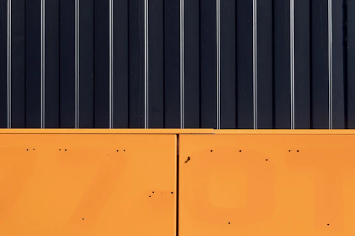 A minimalist Bauhaus-style illustration featuring six colorful personality blocks representing PCM coaching.