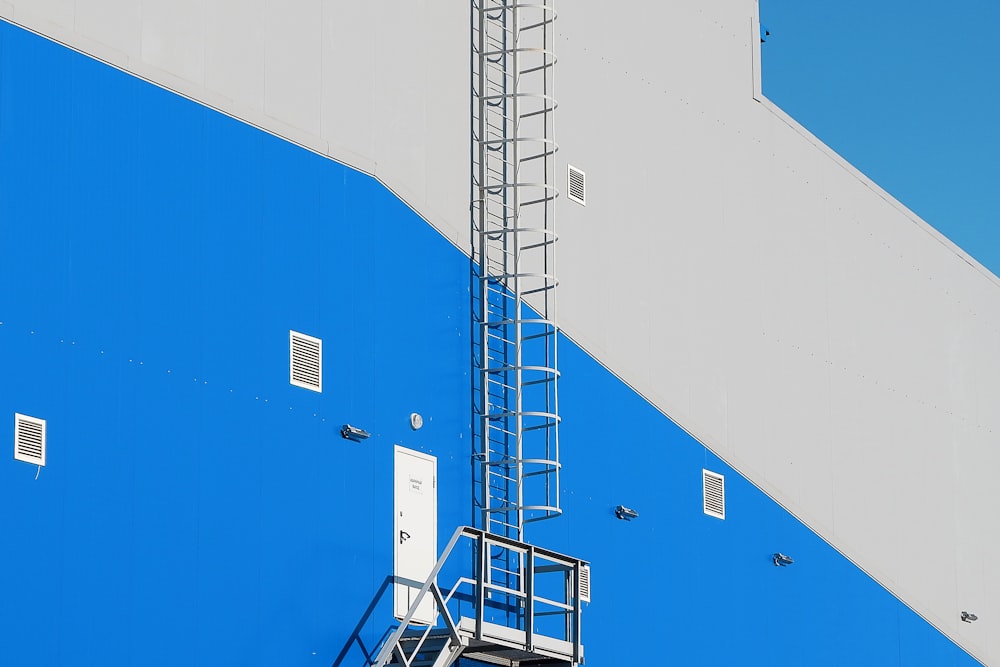 Salida de incendios de edificios grises y azules