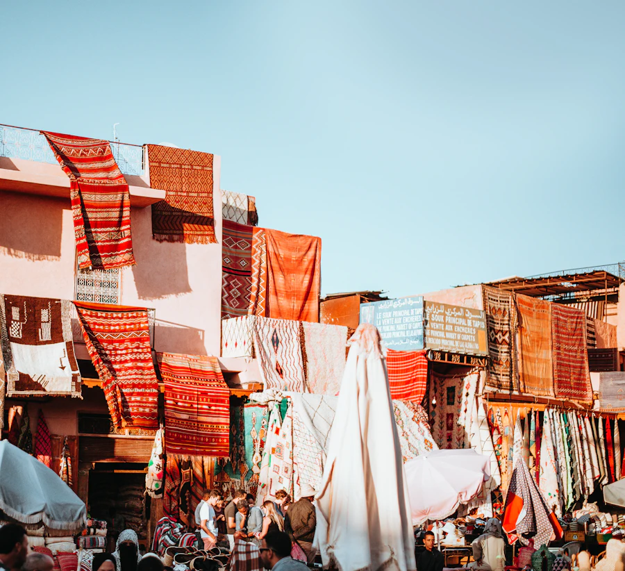 Textiles de colores en un zoco de Marrakech
