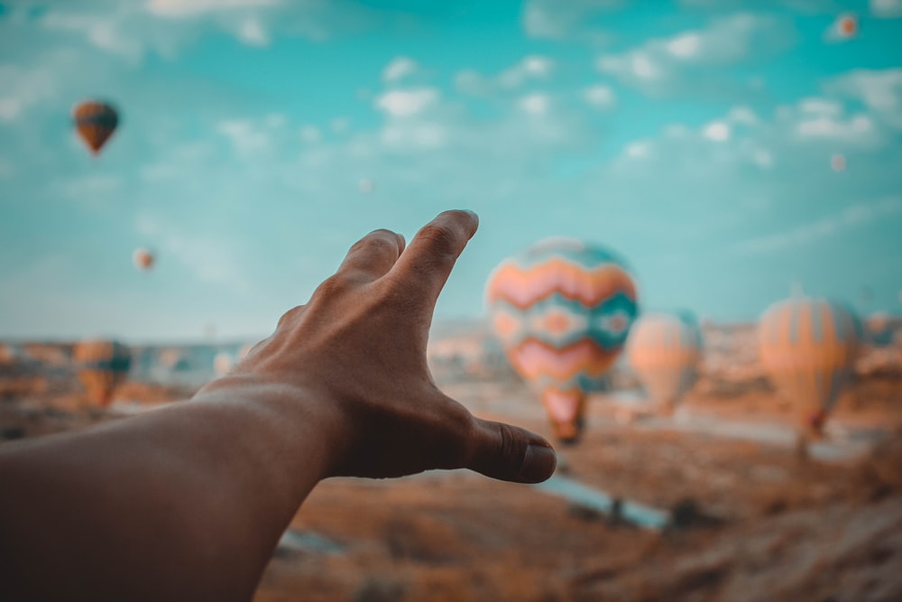 Photo d’une personne sur le point d’attraper la montgolfière