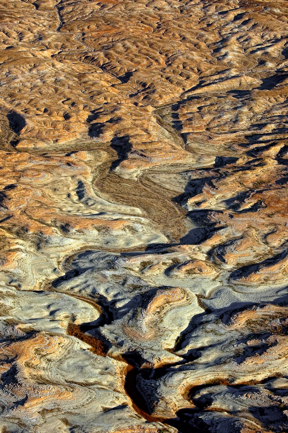 pavimentazione grigia e marrone durante il giorno