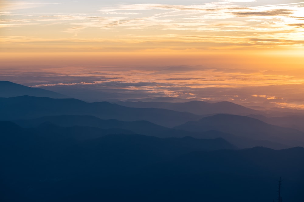 Photographie aérienne de la montagne à l’heure dorée