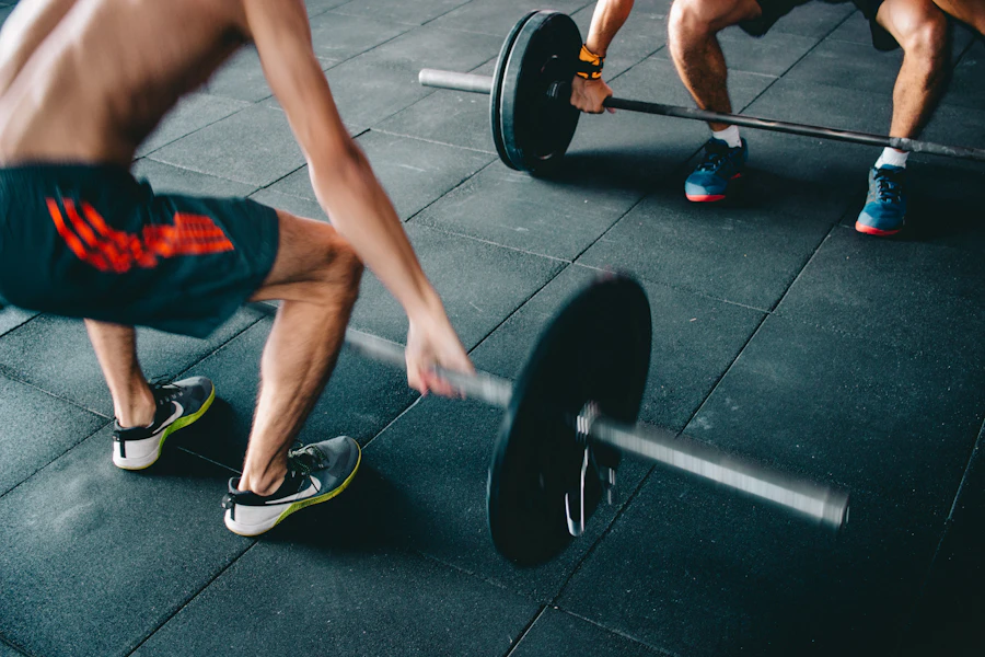Atleta realizando un esfuerzo intenso de fuerza en el gimnasio