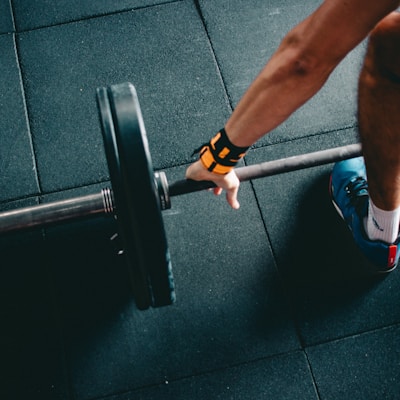 man holding black barbell