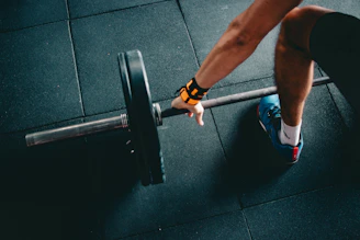 man holding black barbell
