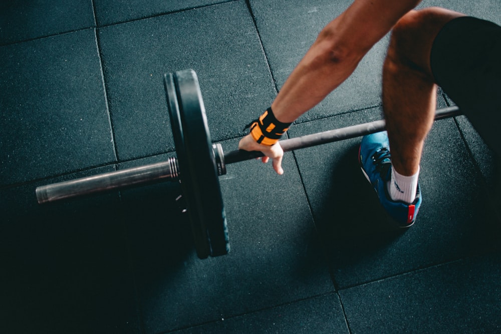 man holding black barbell