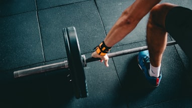 man holding black barbell