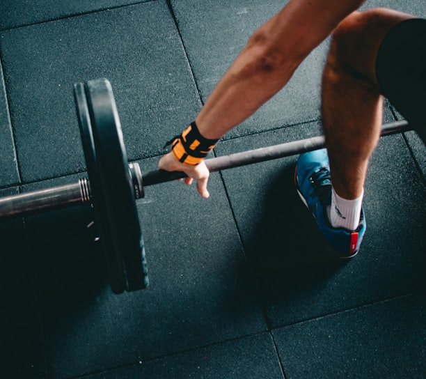 man holding black barbell