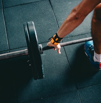 man holding black barbell