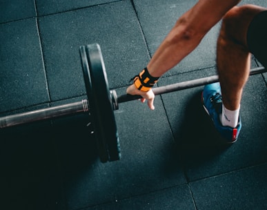 man holding black barbell