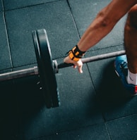 man holding black barbell