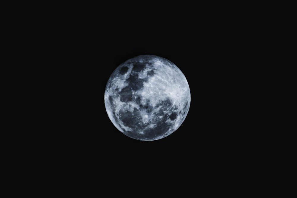 Lune ronde sur fond noir