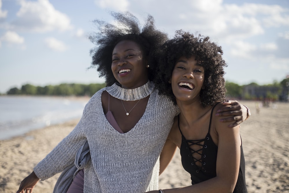 Photo d’une femme à côté d’une autre femme au bord de la mer