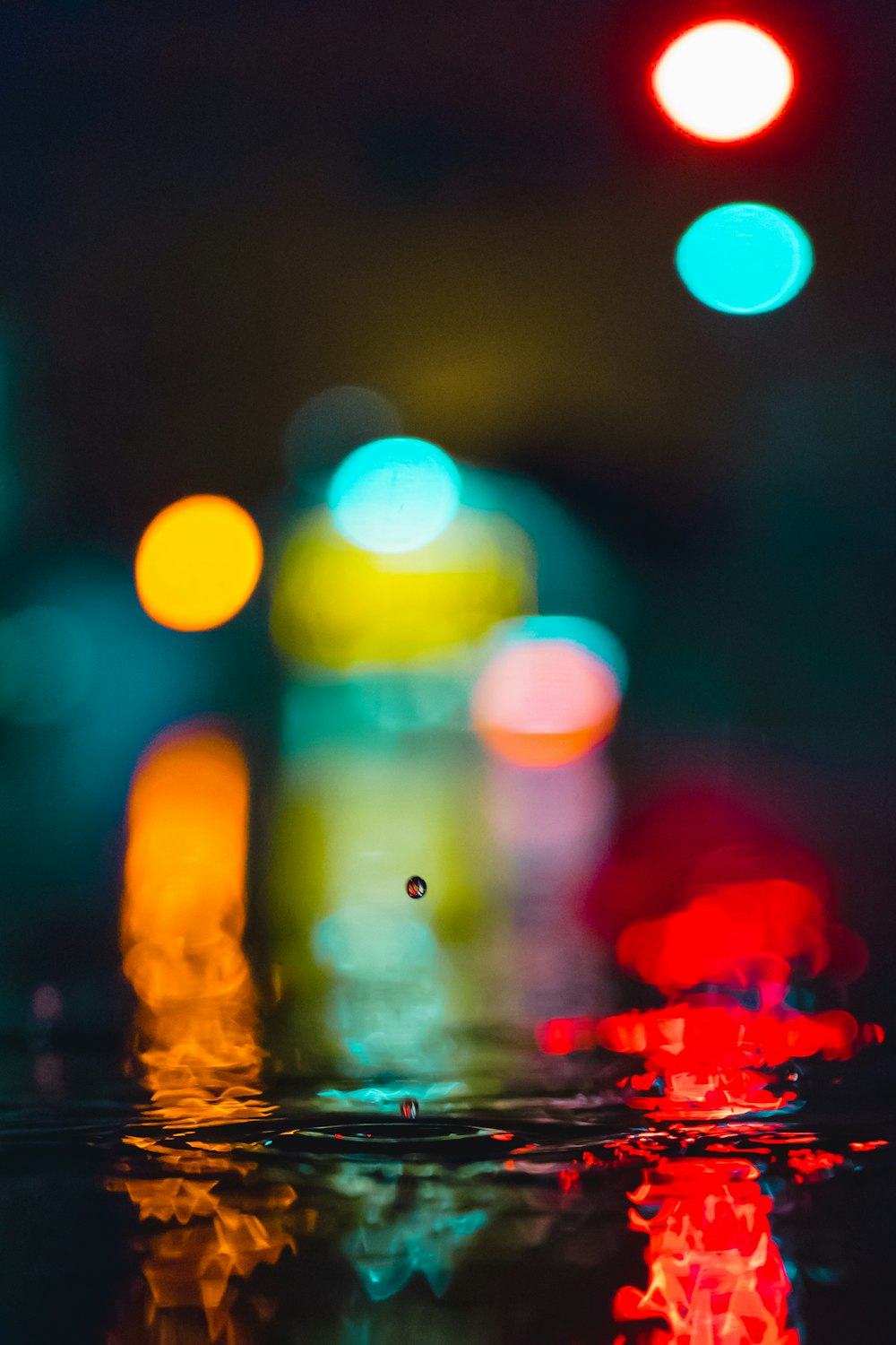 foto di messa a fuoco selettiva della goccia d'acqua con sfondo di luci