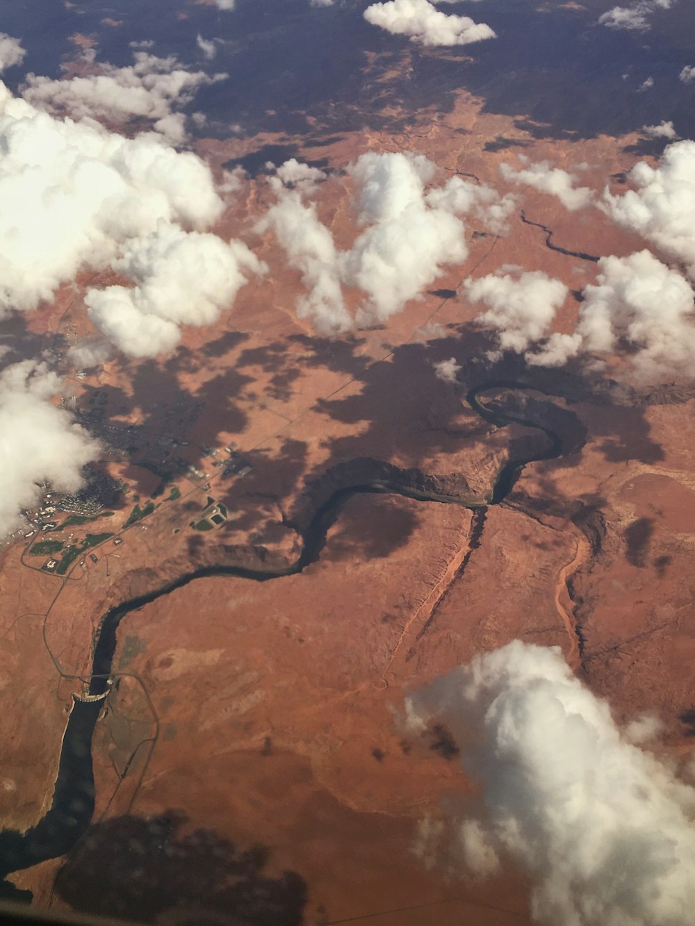 낮 동안 흰 구름 아래 개울의 항공 사진