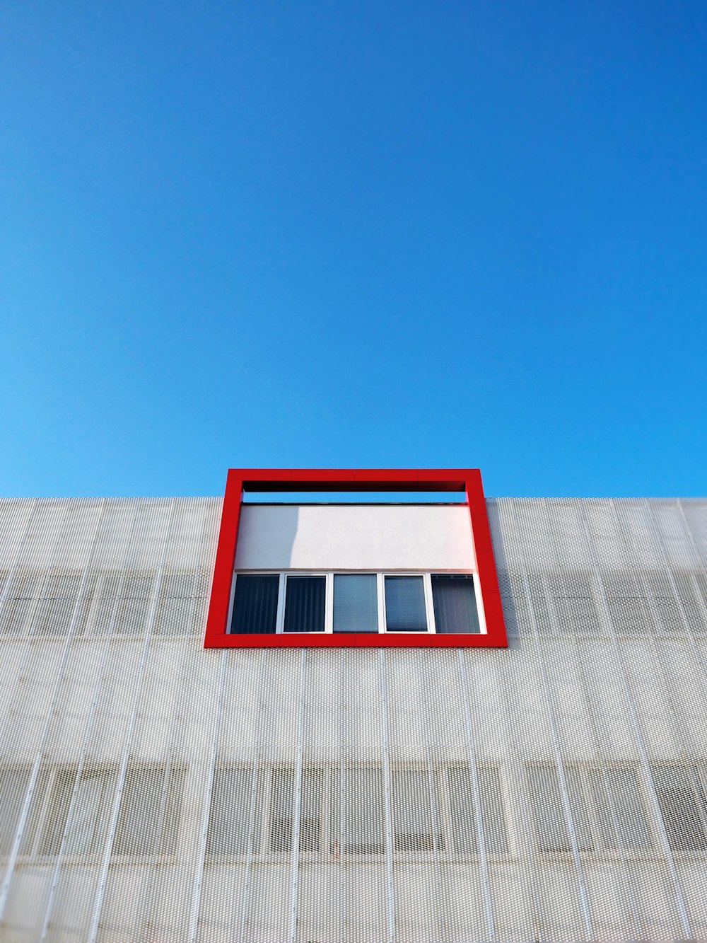 Edificio de hormigón beige