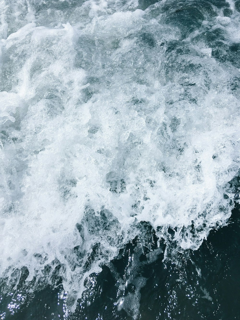 photo en gros plan du plan d’eau avec des bulles