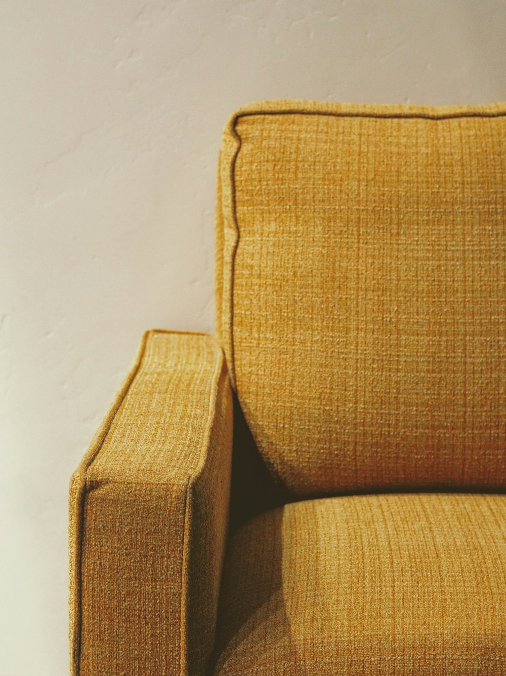 sofá de tecido marrom