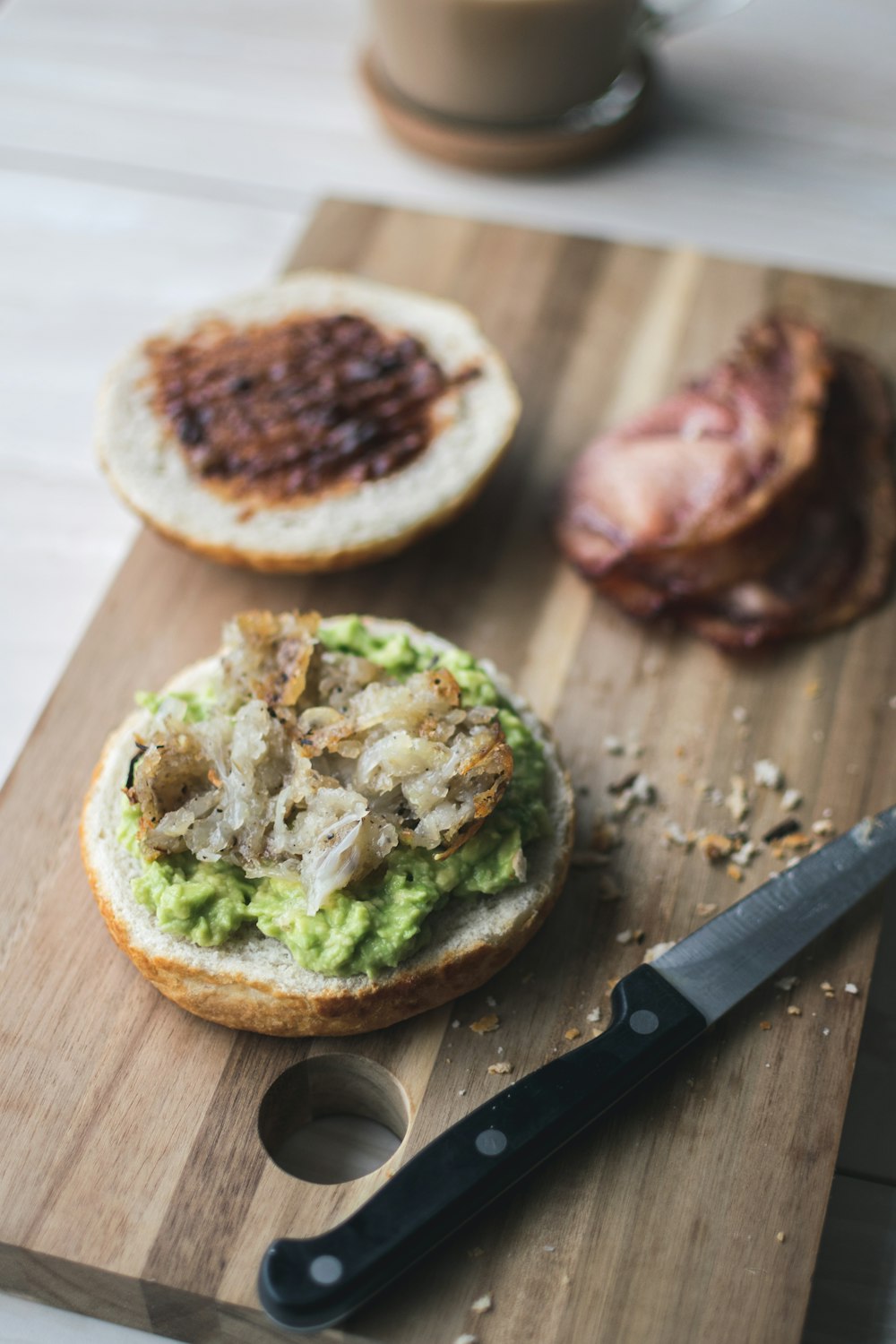 Fleischsandwich auf dem Tisch