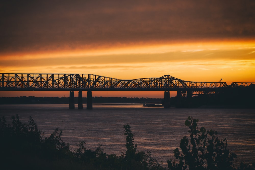 夕暮れ時の橋の風景写真
