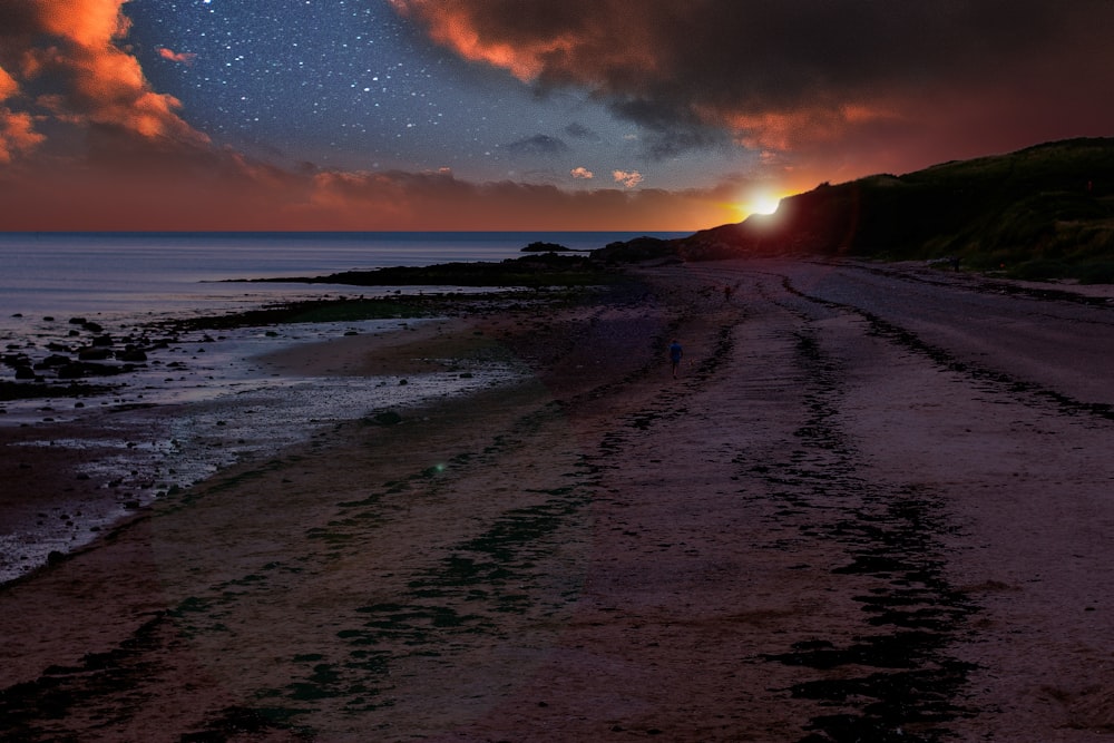 Plage de sable brun au coucher du soleil