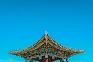 close-up photography of green and red temple during daytime