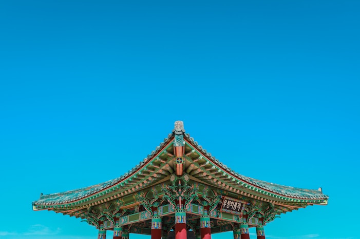 close-up photography of green and red temple during daytime