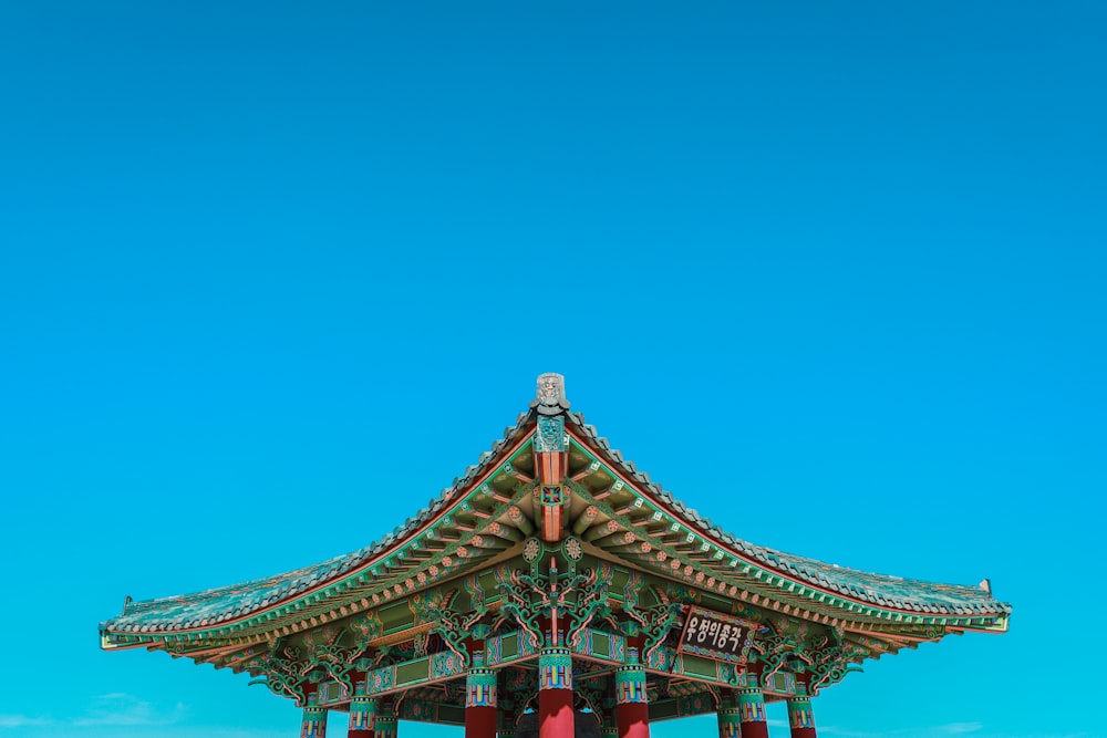 昼間の緑と赤の寺院のクローズアップ写真