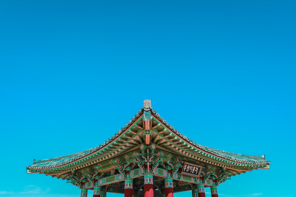 Photographie en gros plan du temple vert et rouge pendant la journée