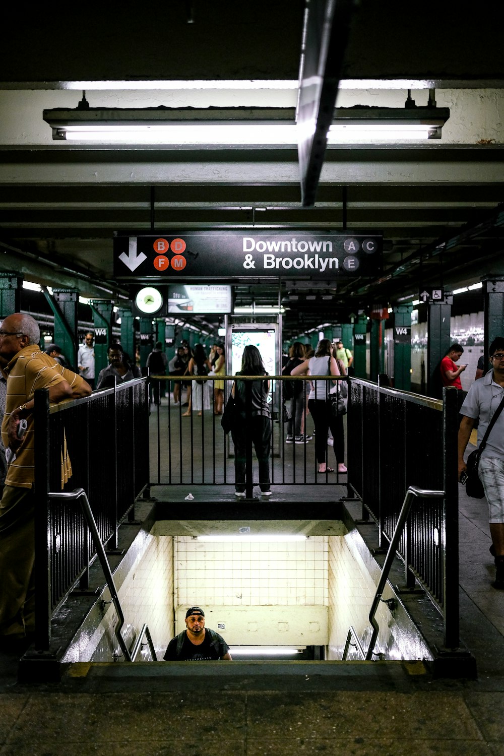 pessoas caminhando na estação de trem