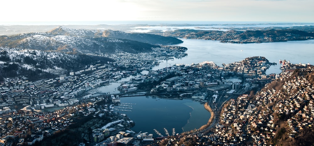 fotografia aérea da cidade e da montanha