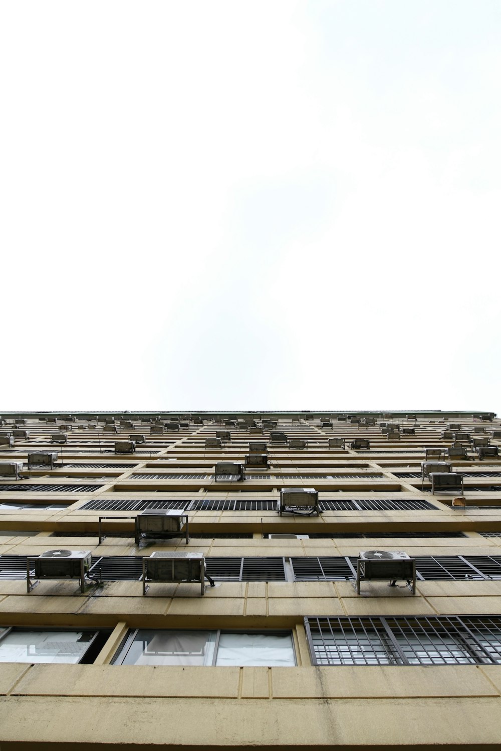 Beigefarbenes Gebäude in der Wurmperspektive Fotografie