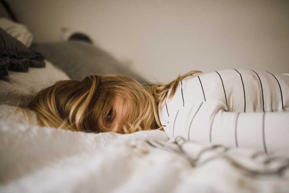 Frau liegt auf dem Bett