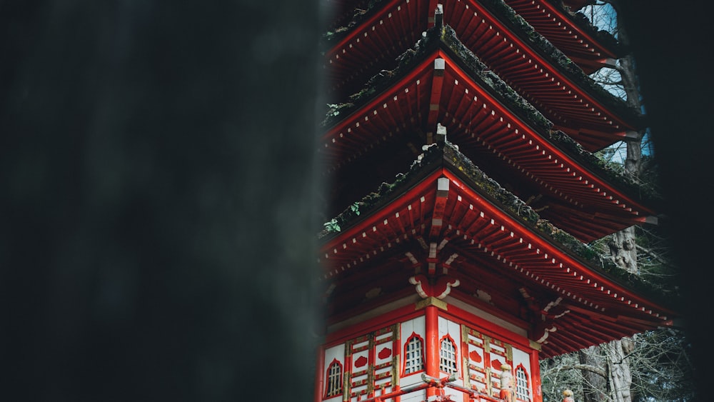 Temple de la pagode rouge et blanche pendant la journée