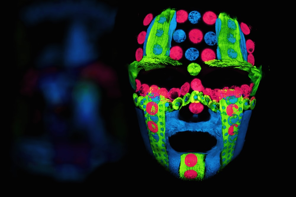 fotografia de foco seletivo de máscara colorida neon