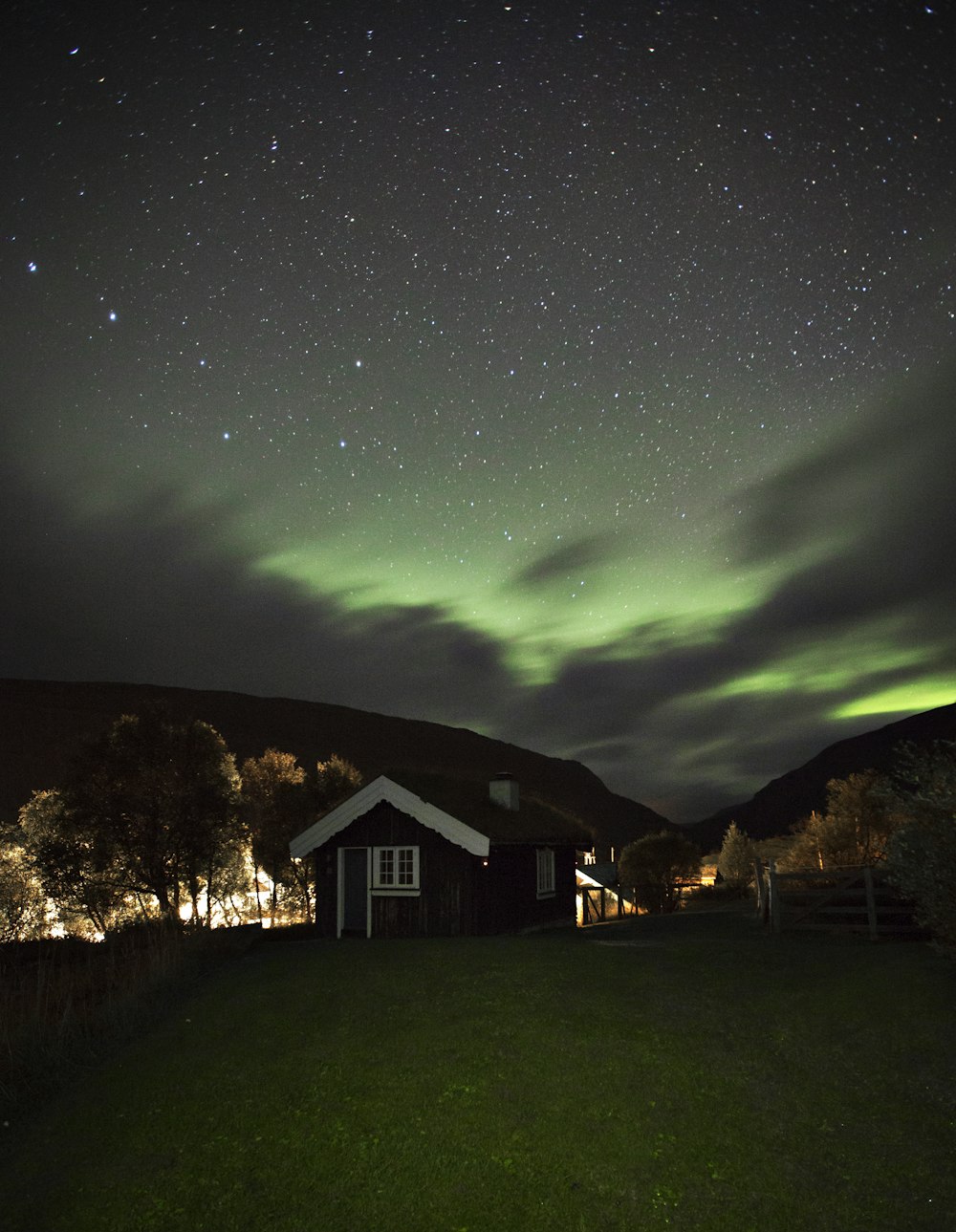 cobertizo bajo el cielo verde de la aurora