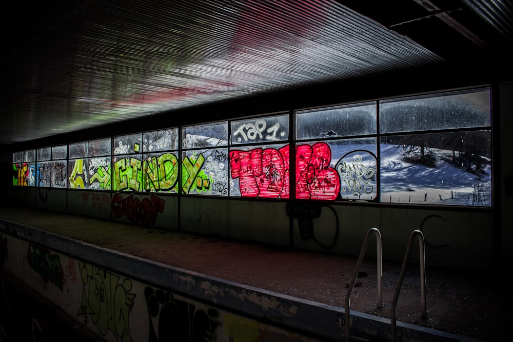 foto di vetro della finestra con graffiti