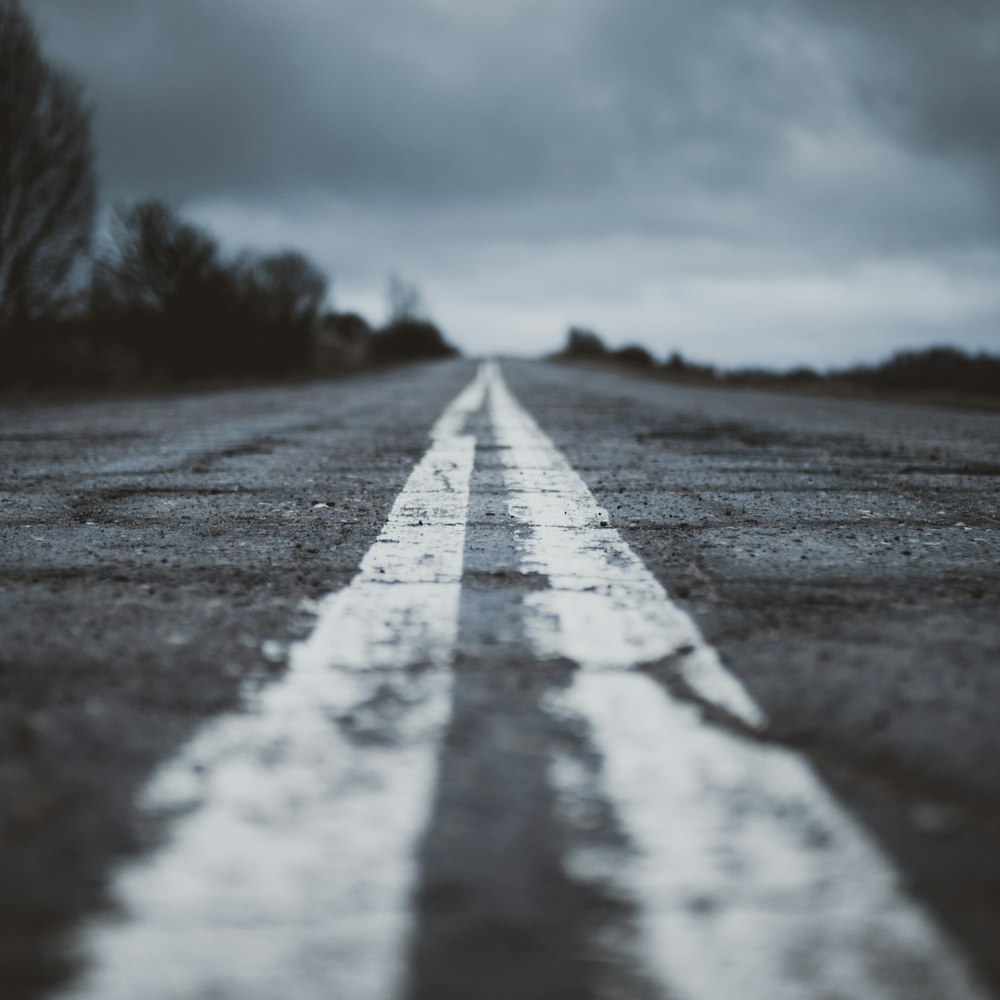 Carretera gris con pintura de línea blanca