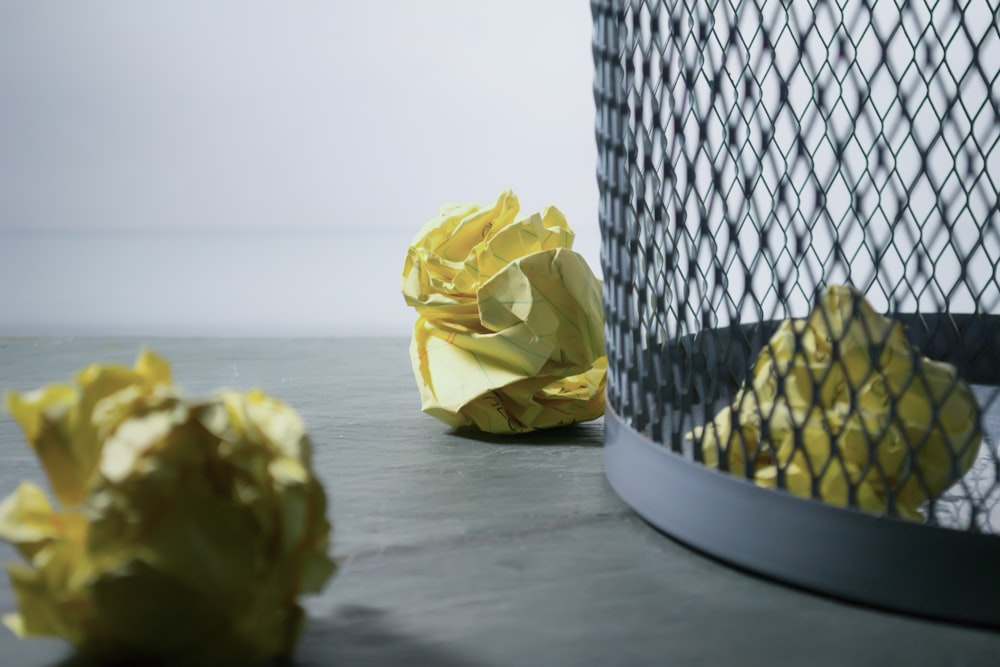 papiers froissés jaunes