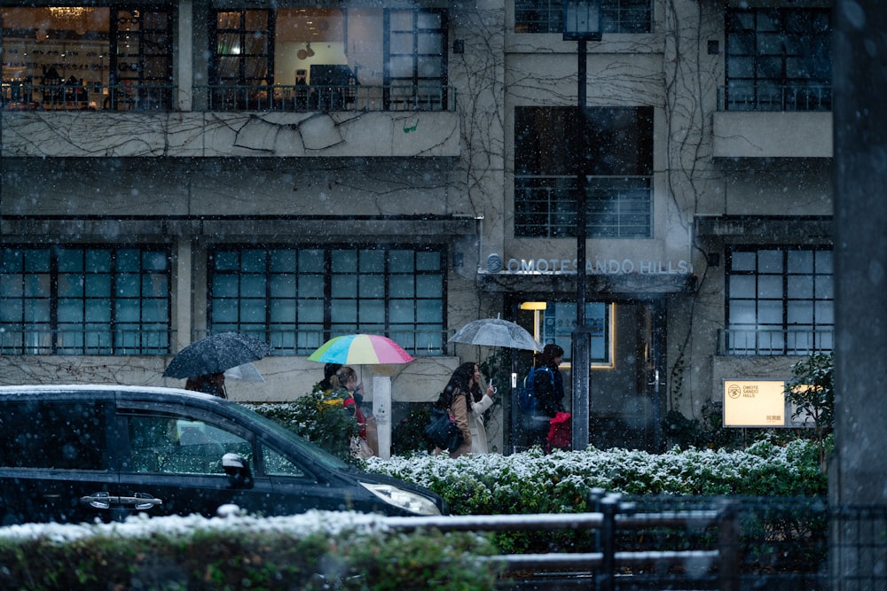 Fotografía de paisaje de personas caminando durante la lluvia