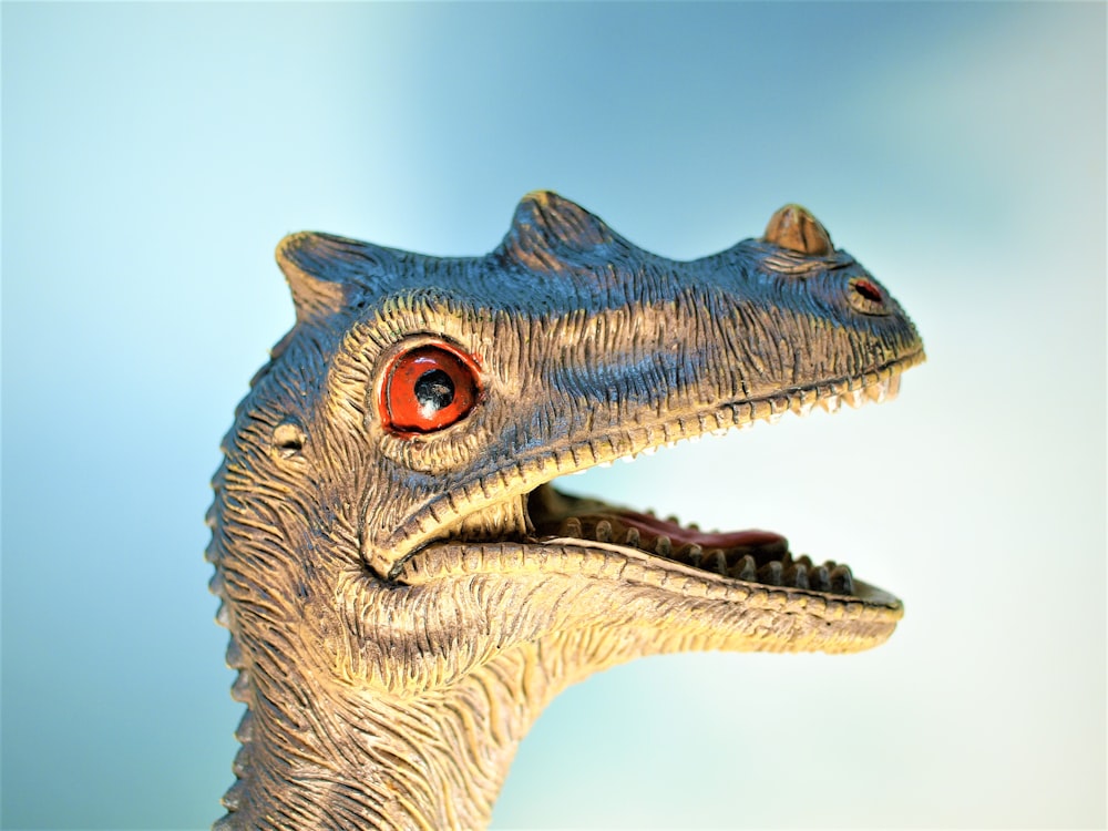 공룡 입상의 클로즈업 사진