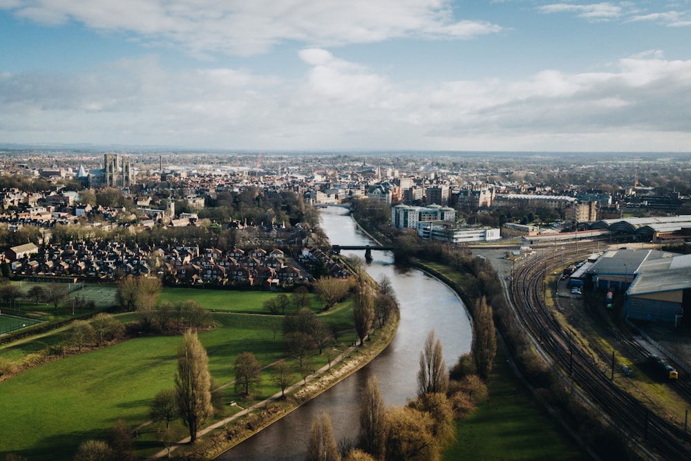 Luftaufnahme eines Gewässers in der Nähe der Stadt bei Tag