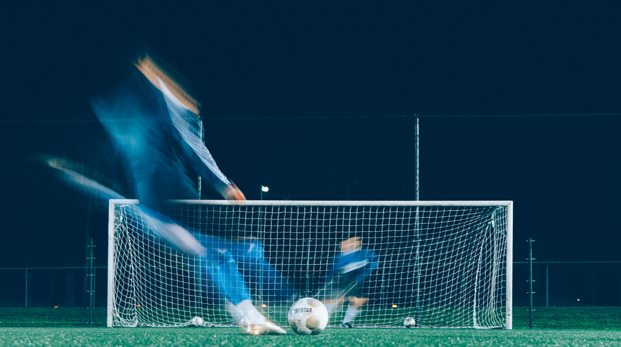 After the soccer training we always take some free kicks and penalties. Due to the slower shutter speed you can see that the keeper dives too early to the corner;)