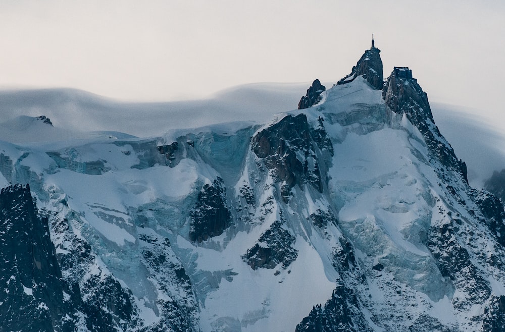 Fotografía de paisaje montaña cubierta de nieve