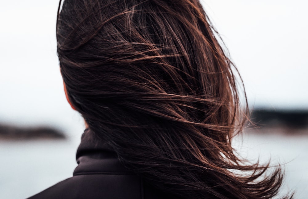 Persona con cabello castaño