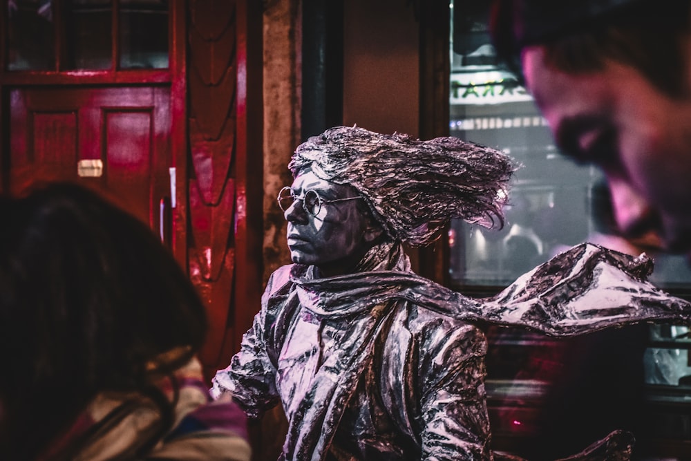 Estatua De Hombre Con Gafas