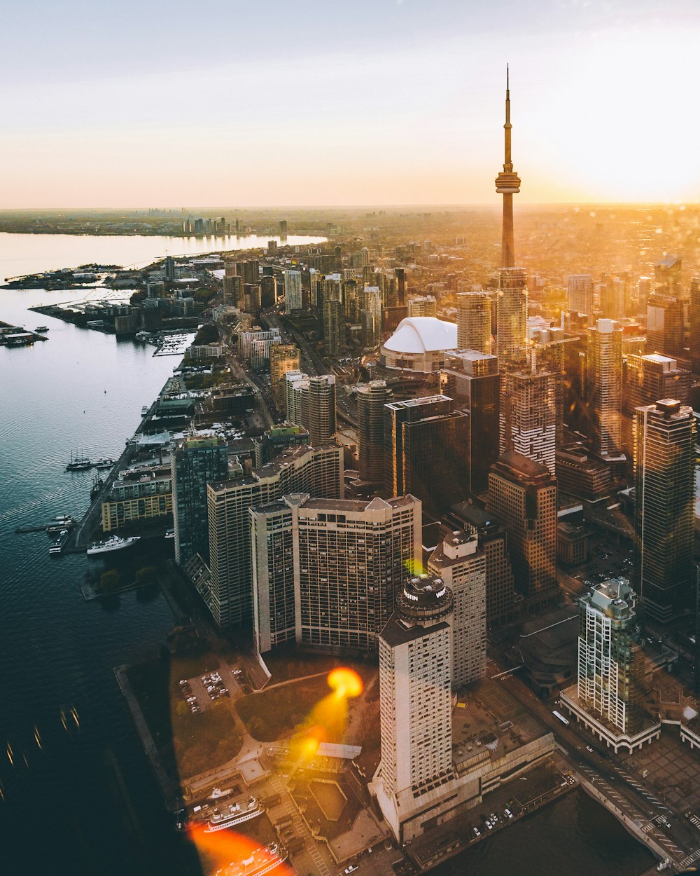 Photo aérienne de la ville pendant l’heure dorée