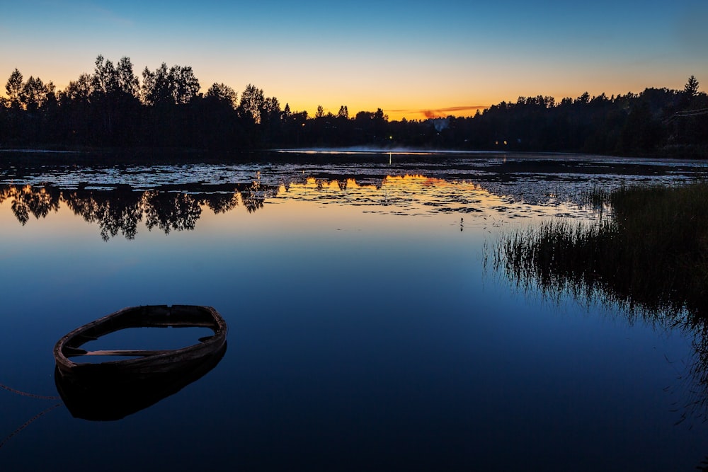 braunes Holzboot auf dem Wasser