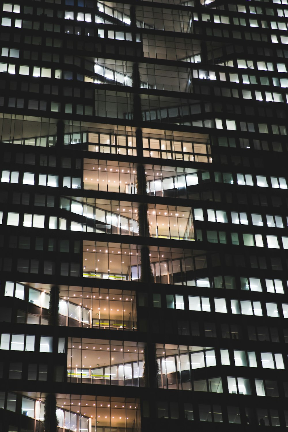 Costruzione di finestre in vetro trasparente durante la notte